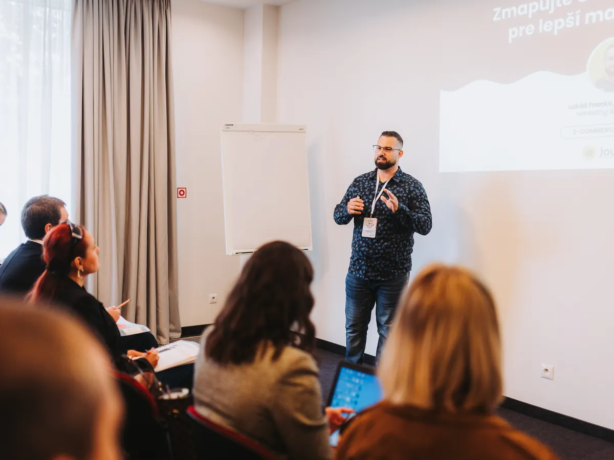 Lukáš Franko vedie workshop mapovania cesty zákazníka pred publikom