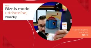 Obal 14. epizódy podcastu s témou „Biznis model udržateľnej značky“; Lukáš Franko pri mikrofóne drží kartu s modrým domčekom s červenou strechou a kľučkou ako na hracej skrinke, okolo ktorého sú noty.