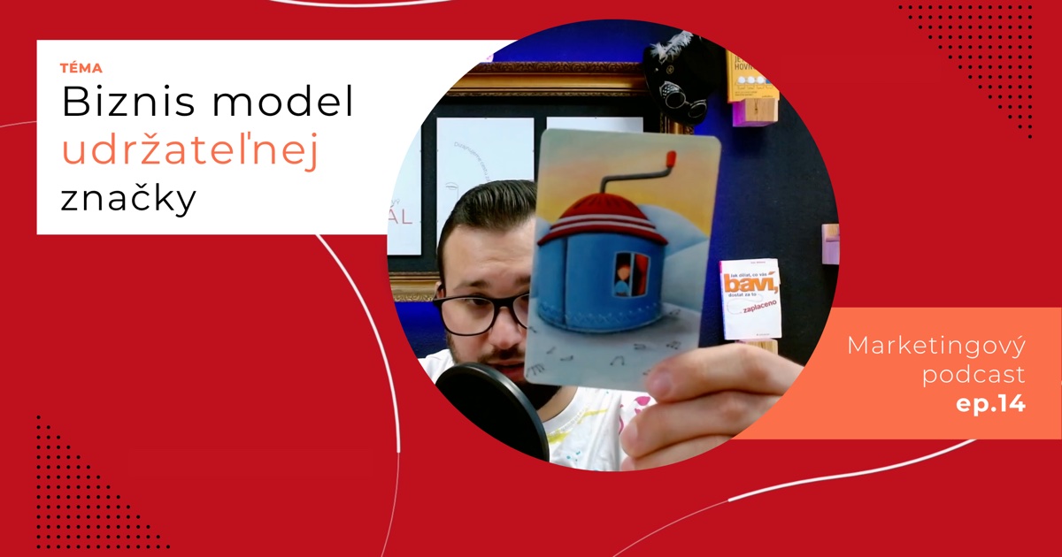 Obal 14. epizódy podcastu s témou „Biznis model udržateľnej značky“; Lukáš Franko pri mikrofóne drží kartu s modrým domčekom s červenou strechou a kľučkou ako na hracej skrinke, okolo ktorého sú noty.