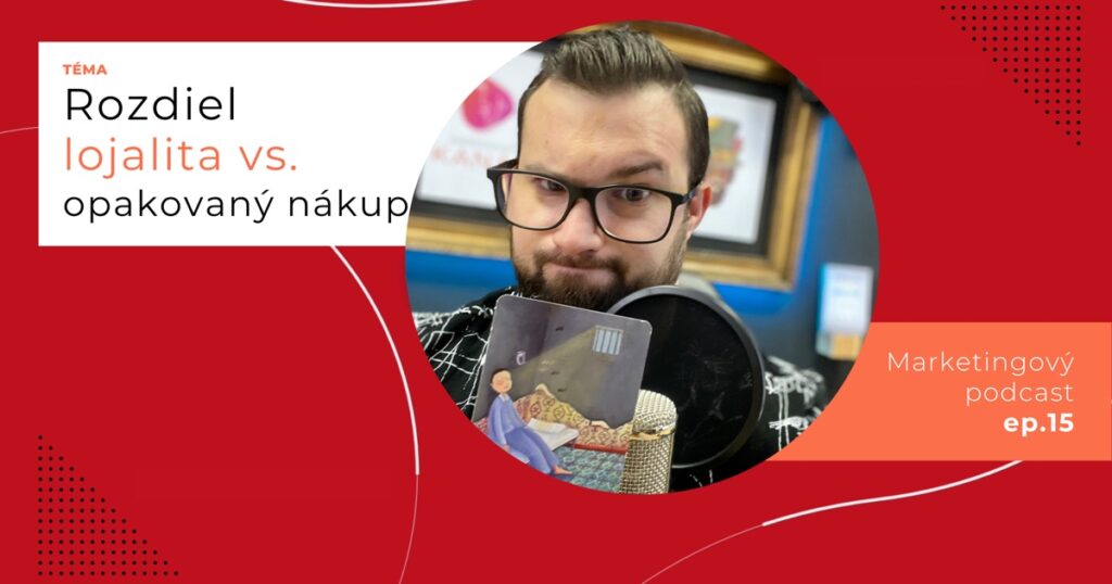 Obal 15. epizódy podcastu s témou „Rozdiel lojalita vs. opakovaný nákup“; Lukáš Franko pri mikrofóne drží kartu s postavou, ktorá sedí na posteli v miestnosti so zamrežovaným oknom.