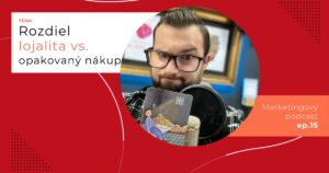 Obal 15. epizódy podcastu s témou „Rozdiel lojalita vs. opakovaný nákup“; Lukáš Franko pri mikrofóne drží kartu s postavou, ktorá sedí na posteli v miestnosti so zamrežovaným oknom.