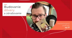 Obal 17. epizódy podcastu s témou „Budovanie dôvery a zdražovanie“; Lukáš Franko pri mikrofóne drží kartu s dvojicou, ktorá hrá šach.