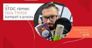Obal 18. epizódy podcastu s témou „STDC rámec, fáza THINK, kampaň a proces“; Lukáš Franko pri mikrofóne drží kartu s mačkou, ktorá má labky rozprestreté nad guľatým akváriom s rybkou.