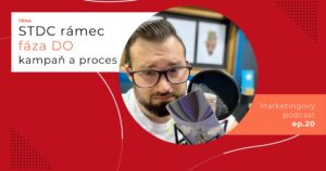 Obal 20. epizódy podcastu s témou „STDC rámec, fáza DO, kampaň a proces“; Lukáš Franko pri mikrofóne drží kartu so zámkom, ktorý visí pod balónom.