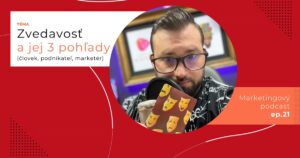 Obal 21. epizódy podcastu s témou „Zvedavosť a jej 3 pohľady (človek, podnikateľ, marketér)“; Lukáš Franko pri mikrofóne drží kartu so žltými divadelnými maskami.