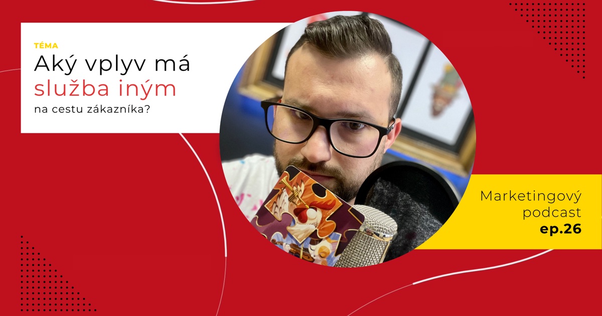 Obal 26. epizódy podcastu s otázkou „Aký vplyv má služba iným na cestu zákazníka?“; Lukáš Franko pri mikrofóne drží kartu s veľkými dielikmi puzzle, na ktorých je kohút.