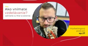 Obal 27. epizódy podcastu s témou „Ako vnímate vzdelávanie? (zahltenie vs. filter a overenie)“; Lukáš Franko pri mikrofóne drží kartu s mužom v červenom rúchu pred stohmi kníh.