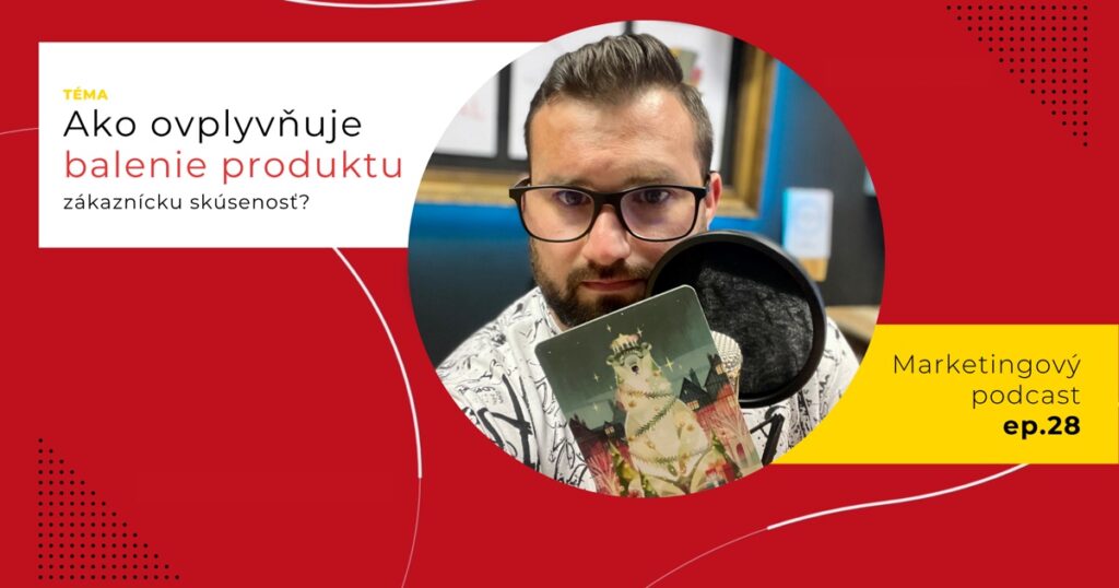 Obal 28. epizódy podcastu s otázkou „Ako ovplyvňuje balenie produktu zákaznícku skúsenosť?“; Lukáš Franko pri mikrofóne drží kartu so sediacim ľadovým medveďom ozdobeným ako vianočný stromček.