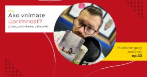 Obal 33. epizódy podcastu s témou „Ako vnímate úprimnosť? (život, podnikanie, zákazník)“; Lukáš Franko pri mikrofóne drží kartu s Červenou čiapočkou a vlkom v zasneženej krajine.