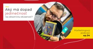 Obal 34. epizódy podcastu s otázkou „Aký má dopad jedinečnosť na zákaznícku skúsenosť?“; Lukáš Franko pri mikrofóne drží kartu s hračkami a oblečením zavesenými ako vo výklade obchodu.