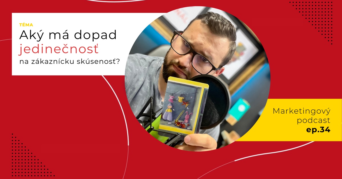 Obal 34. epizódy podcastu s otázkou „Aký má dopad jedinečnosť na zákaznícku skúsenosť?“; Lukáš Franko pri mikrofóne drží kartu s hračkami a oblečením zavesenými ako vo výklade obchodu.