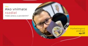 Obal 37. epizódy podcastu s otázkou „Ako vnímate rozdiel medzi prácou a povolaním?“; Lukáš Franko pri mikrofóne drží kartu s postavou a domčekom uzavretými v sklenenej guli.