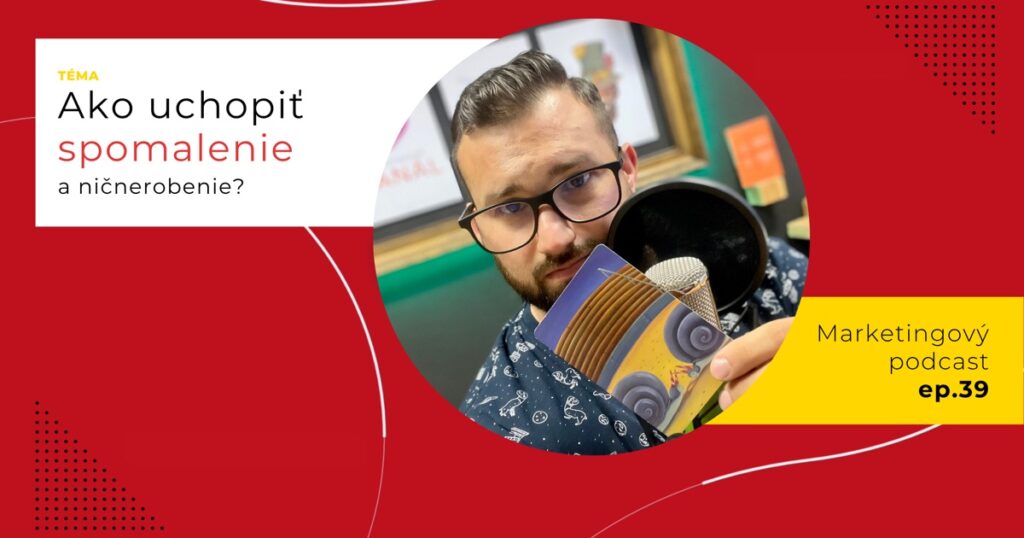 Obal 39. epizódy podcastu s otázkou „Ako uchopiť spomalenie a ničnerobenie?“; Lukáš Franko pri mikrofóne drží kartu s dvoma slimákmi oproti sebe a drobnými jazdcami na nich.