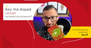 Obal 42. epizódy podcastu s otázkou „Aký má dopad obsah na zákaznícku skúsenosť?“; Lukáš Franko pri mikrofóne drží kartu s bielym kvetom uprostred červených makov na zelenej lúke.