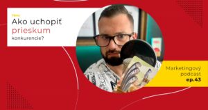Obal 43. epizódy podcastu s otázkou „Ako uchopiť prieskum konkurencie?“; Lukáš Franko pri mikrofóne drží kartu s tromi sardinkami v konzerve a štvrtou, ktorá stojí bokom v klobúku a s kufrom.