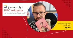 Obal 44. epizódy podcastu s otázkou „Aký má vplyv PPC reklama na zákaznícku skúsenosť?“; Lukáš Franko pri mikrofóne drží ružovú kartu so strojom s lievikom, z ktorého vychádzajú farebné pásy.