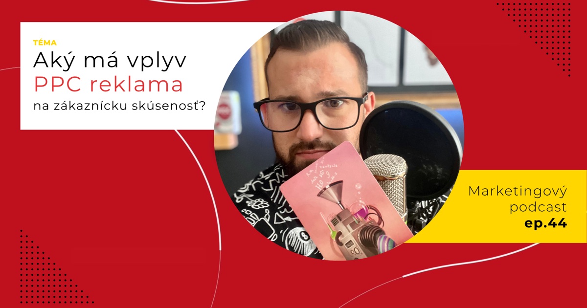 Obal 44. epizódy podcastu s otázkou „Aký má vplyv PPC reklama na zákaznícku skúsenosť?“; Lukáš Franko pri mikrofóne drží ružovú kartu so strojom s lievikom, z ktorého vychádzajú farebné pásy.