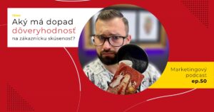 Obal 50. epizódy podcastu s otázkou „Aký má dopad dôveryhodnosť na zákaznícku skúsenosť?“; Lukáš Franko pri mikrofóne drží červenú kartu s dvoma bojovníkmi, ktorí sa z dvoch strán dotýkajú trónu.