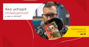 Obal 51. epizódy podcastu s otázkou „Ako uchopiť ohľaduplnosť a viac si všímať?“; Lukáš Franko pri mikrofóne drží kartu s vysokým schodiskom, na ktorom stojí slon s cirkusovými artistami a pod nimi klaun v žltom.