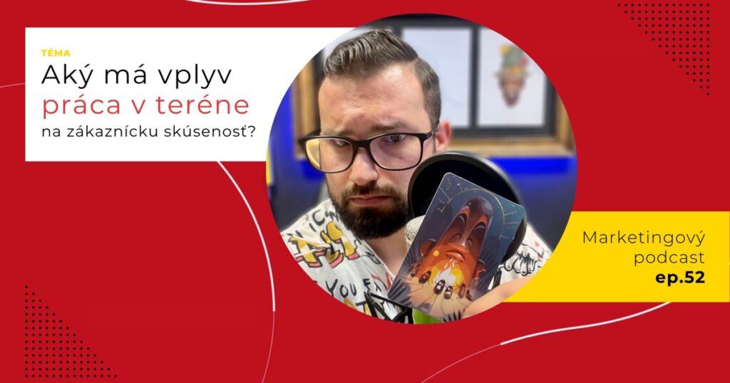 Obal 52. epizódy podcastu s otázkou „Aký má vplyv práca v teréne na zákaznícku skúsenosť?“; Lukáš Franko pri mikrofóne drží kartu s ohňom, okolo ktorého sú malé tmavé postavy.
