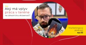 Obal 52. epizódy podcastu s otázkou „Aký má vplyv práca v teréne na zákaznícku skúsenosť?“; Lukáš Franko pri mikrofóne drží kartu s ohňom, okolo ktorého sú malé tmavé postavy.