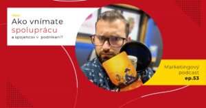 Obal 53. epizódy podcastu s otázkou „Ako vnímate spoluprácu a spojencov v podnikaní?“; Lukáš Franko pri mikrofóne drží žltú kartu so slnkom a dvoma postavami, ktoré pádlujú v člne.