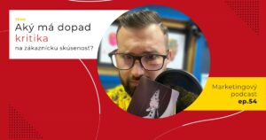 Obal 54. epizódy podcastu s otázkou „Aký má dopad kritika na zákaznícku skúsenosť?“; Lukáš Franko pri mikrofóne drží tmavú kartu s klaunom v špicatej čiapke.