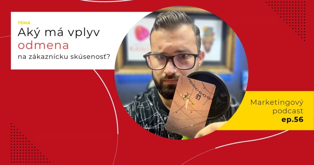 Obal 56. epizódy podcastu s otázkou „Aký má vplyv odmena na zákaznícku skúsenosť?“; Lukáš Franko pri mikrofóne drží kartu so zlatým okrídleným kľúčom a visiacou zámkou medzi reťazami.