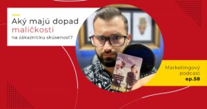Obal 58. epizódy podcastu s otázkou „Aký majú dopad maličkosti na zákaznícku skúsenosť?“; Lukáš Franko pri mikrofóne drží kartu s dvoma mužmi, ktorí sedia na lavičkách chrbtom k sebe a nad hlavami majú noty.