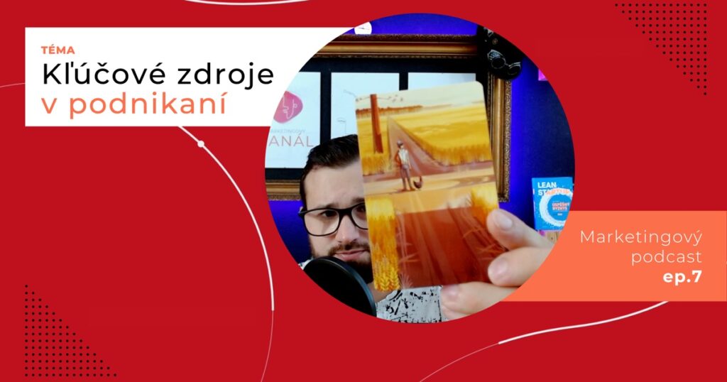 Obal 7. epizódy podcastu s témou „Kľúčové zdroje v podnikaní“; Lukáš Franko pri mikrofóne drží kartu, na ktorej stojí muž so sliepkou na križovatke ciest medzi poľami pšenice.