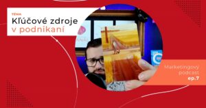 Obal 7. epizódy podcastu s témou „Kľúčové zdroje v podnikaní“; Lukáš Franko pri mikrofóne drží kartu, na ktorej stojí muž so sliepkou na križovatke ciest medzi poľami pšenice.