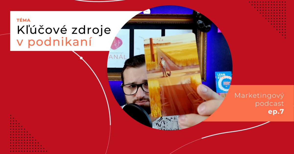 Obal 7. epizódy podcastu s témou „Kľúčové zdroje v podnikaní“; Lukáš Franko pri mikrofóne drží kartu, na ktorej stojí muž so sliepkou na križovatke ciest medzi poľami pšenice.