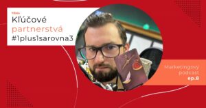 Obal 8. epizódy podcastu s témou „Kľúčové partnerstvá #1plus1sarovna3“; Lukáš Franko pri mikrofóne s kartou, na ktorej je na váhach pierko ťažšie než červený mešec.