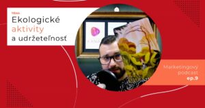 Obal 9. epizódy podcastu s témou ekologických aktivít a udržateľnosti; Lukáš Franko pri mikrofóne drží kartu s malou postavou s červenými vlasmi medzi žltými rastlinami pod stromom s červenými konármi.